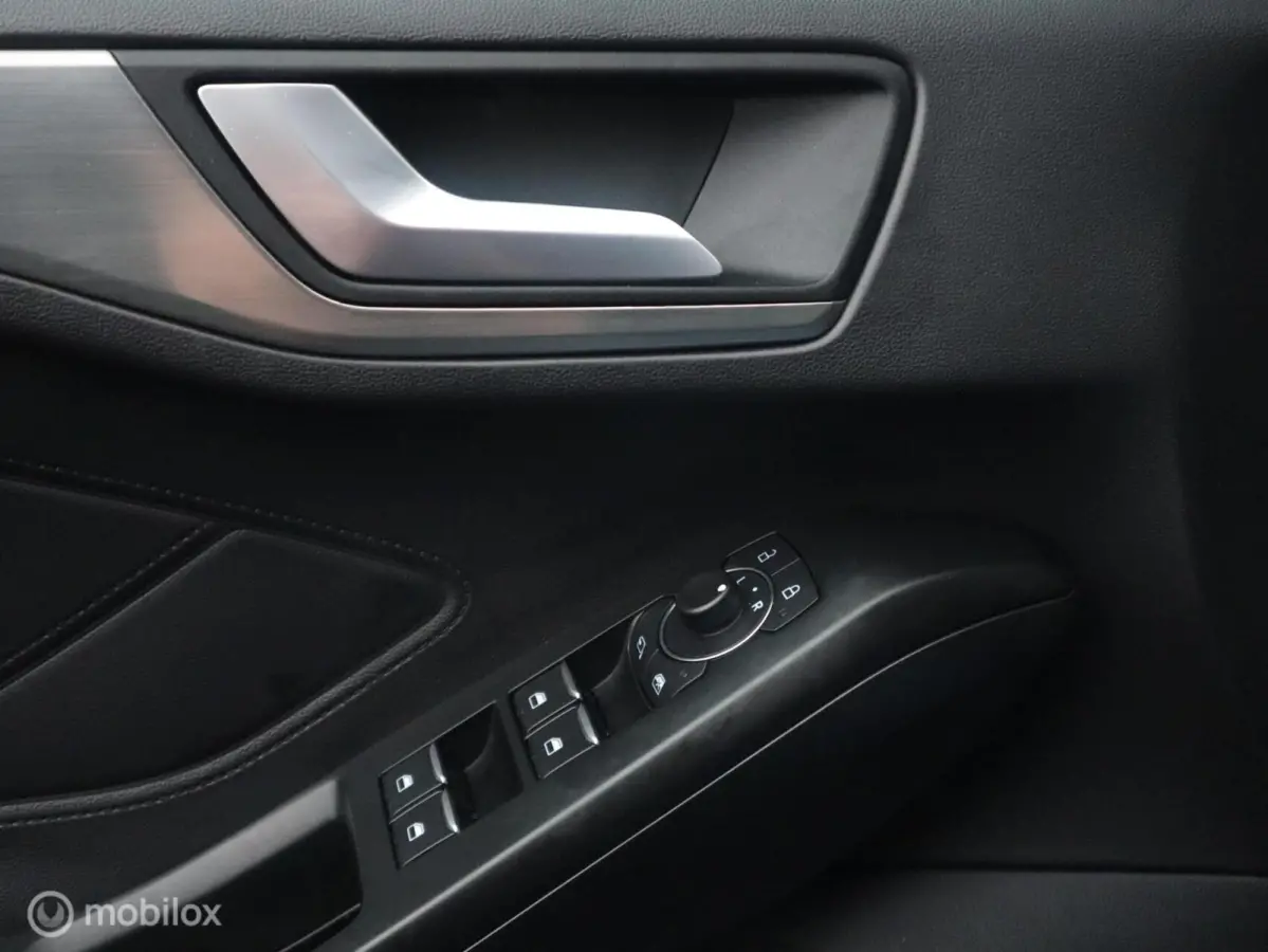 Hatchback EcoBoost Hybrid MHEV 125 PK H6 Groot Groot XXL Navi|Chroom|DonkerGlas|Pdc V+A|Clima