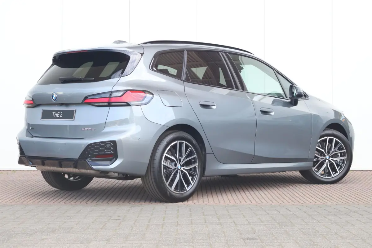 230e xDrive M Sportpakket | Travel Pack | Innovation Pack | Panoramadak | Trekhaak