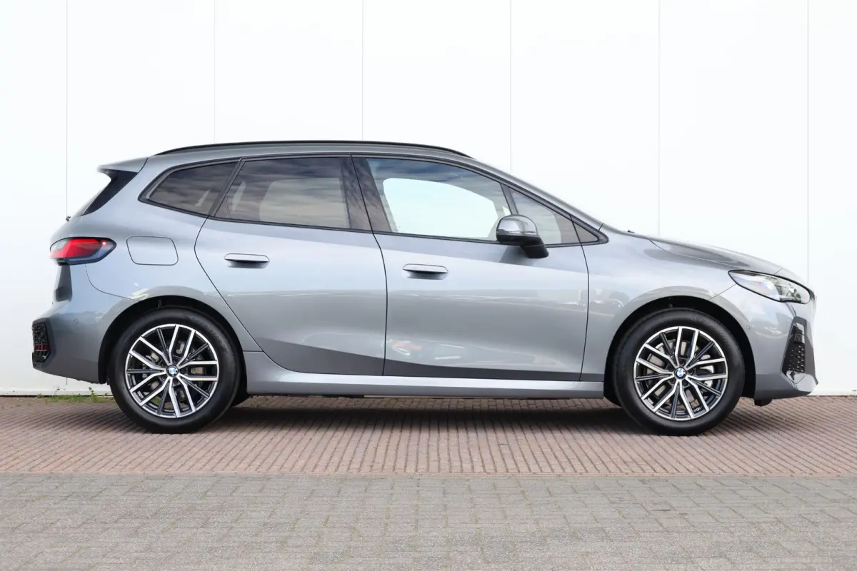 230e xDrive M Sportpakket | Travel Pack | Innovation Pack | Panoramadak | Trekhaak