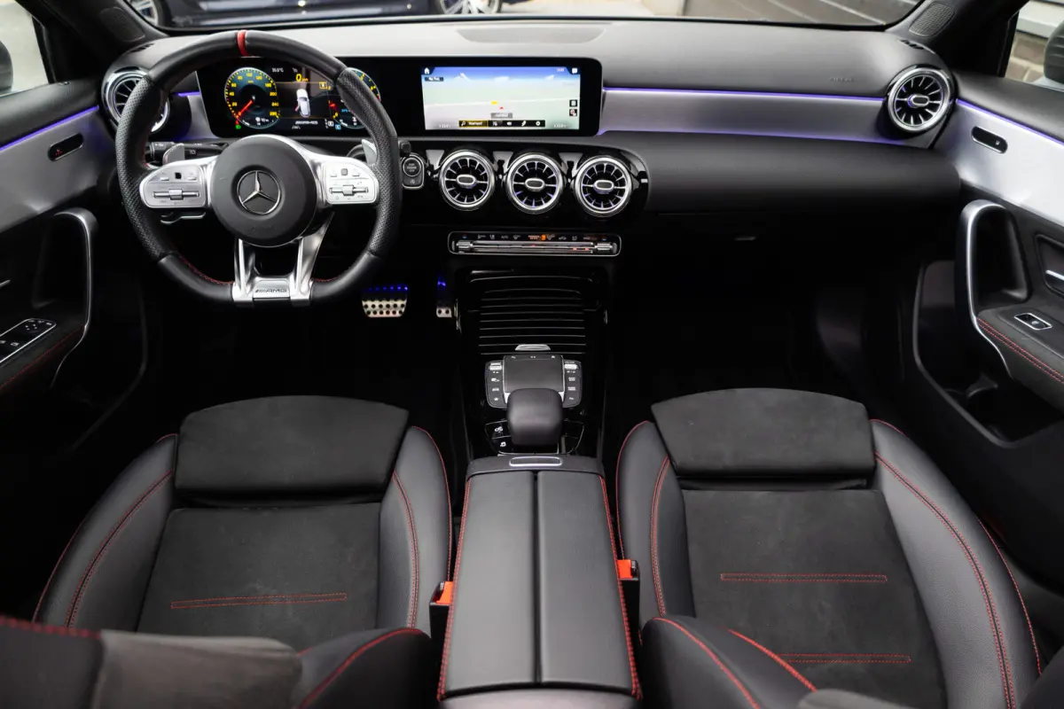 AMG 35 4MATIC 306 pk Premium Plus AMG-Pakket / Mat-Grijs/ Pano-Dak/ Camera/ Keyless/ Wide-Screen/ Sfeer-Verl/ Sport-Stoelen/ Stoel.Verw/ 19'' LMV