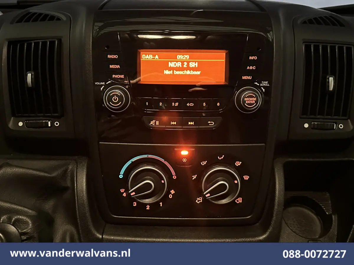2.2 BlueHDi 141pk Bakwagen 436cm Lang Laadklep Euro6 Airco | Camera | Cruisecontrol | 1085kg laadvermogen Bijrijdersbank.