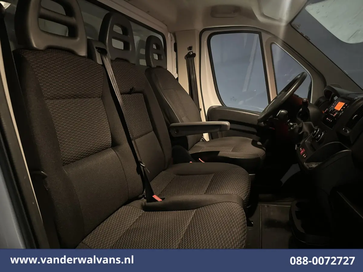 2.2 BlueHDi 141pk Bakwagen 436cm Lang Laadklep Euro6 Airco | Camera | Cruisecontrol | 1085kg laadvermogen Bijrijdersbank.