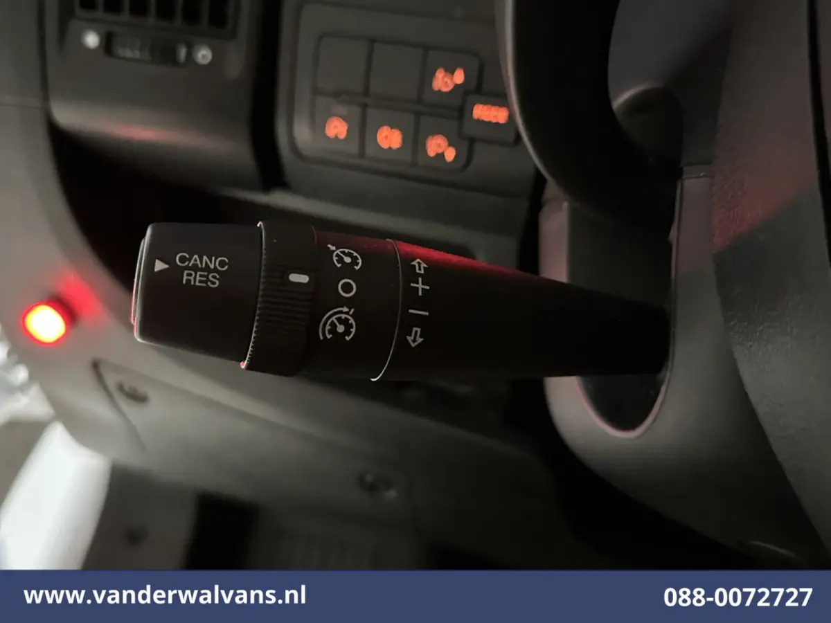 2.2 BlueHDi 141pk Bakwagen 436cm Lang Laadklep Euro6 Airco | Camera | Cruisecontrol | 1085kg laadvermogen Bijrijdersbank.