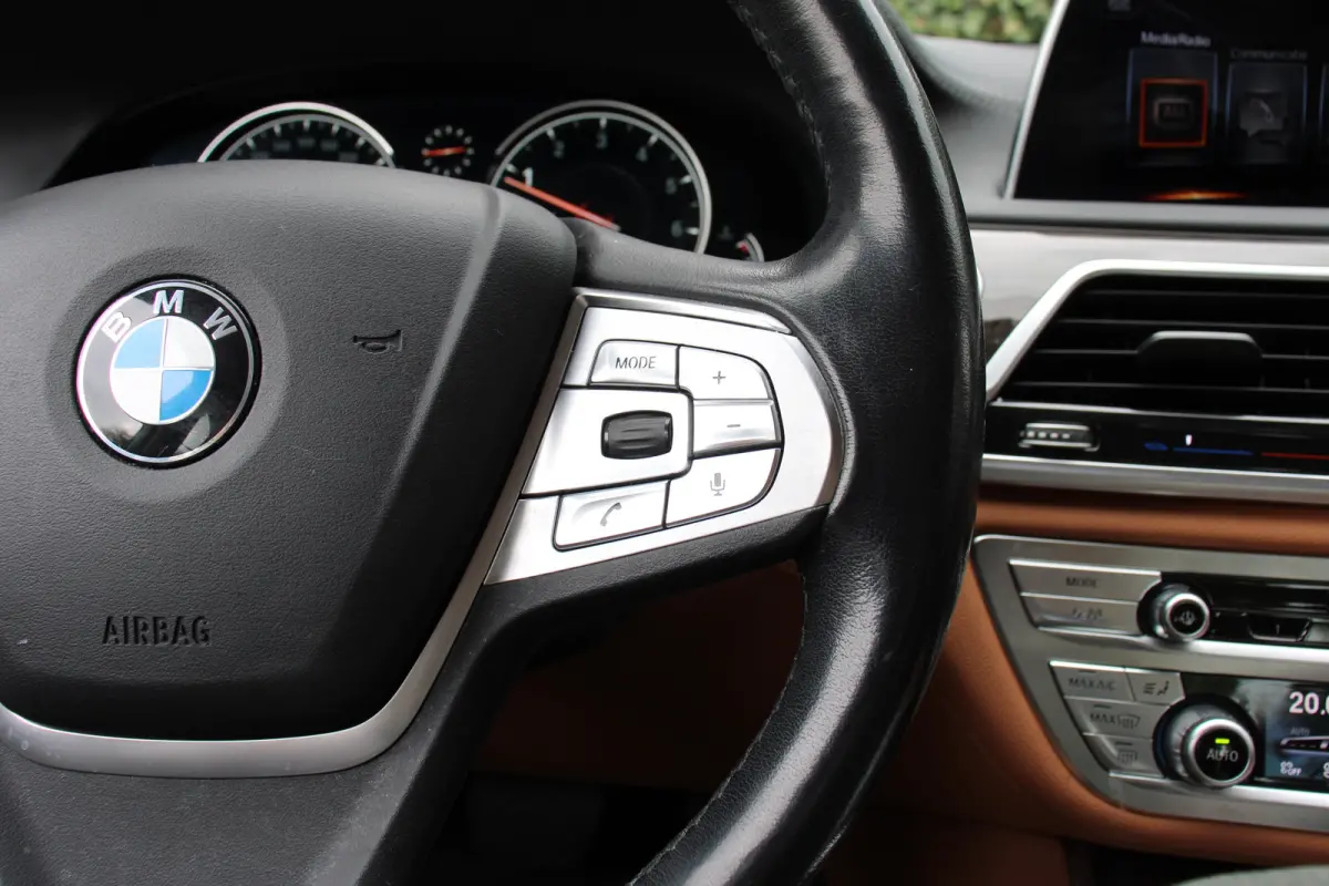 740i High Executive | NL-AUTO! | 1E EIGENAAR! | LUCHT VERING | TREKHAAK | ALL SEASON | 360° CAMERA | DODE HOEK | DEALER OH! | ADAPTIVE CRUISE | LEDER  | PRACHTIGE STAAT!