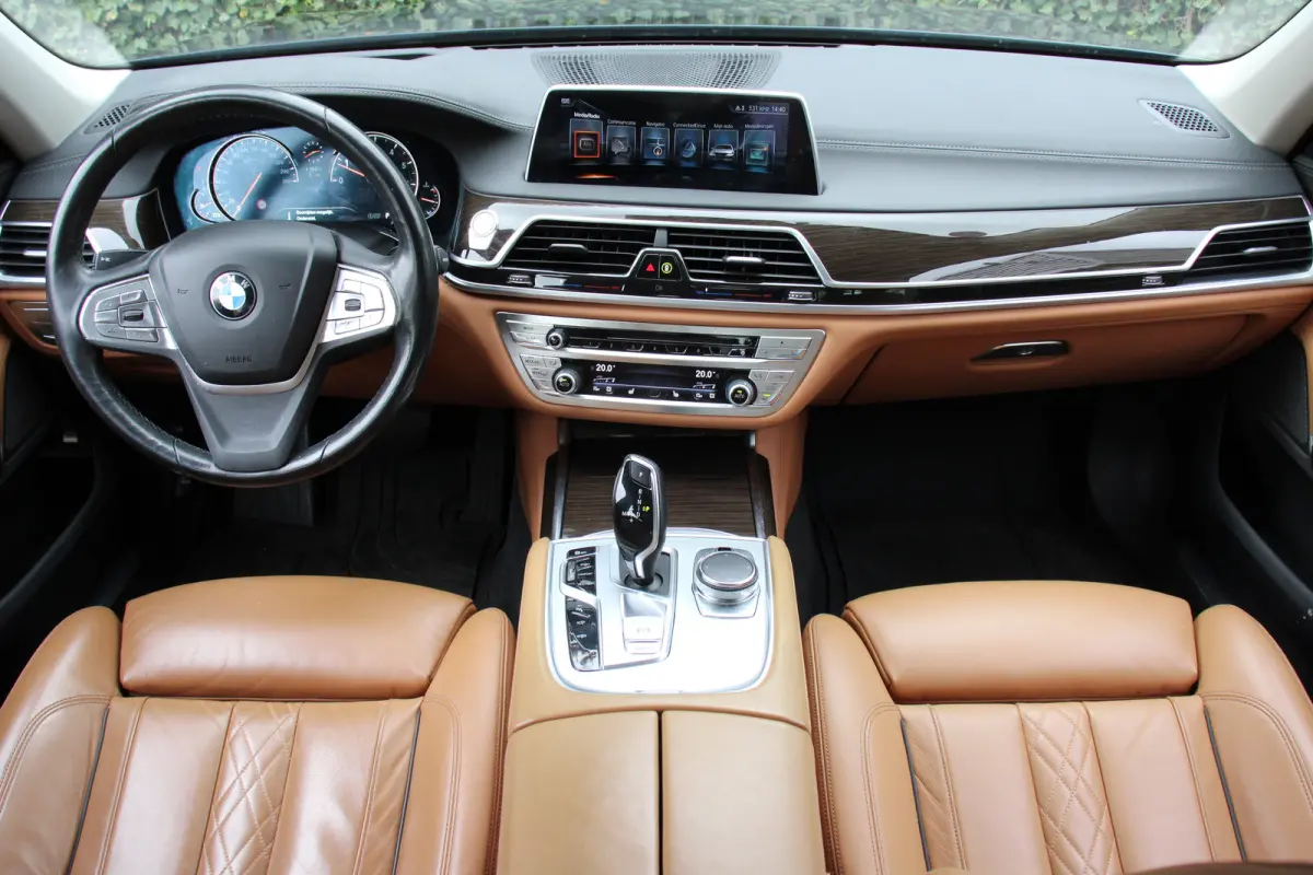 740i High Executive | NL-AUTO! | 1E EIGENAAR! | LUCHT VERING | TREKHAAK | ALL SEASON | 360° CAMERA | DODE HOEK | DEALER OH! | ADAPTIVE CRUISE | LEDER  | PRACHTIGE STAAT!