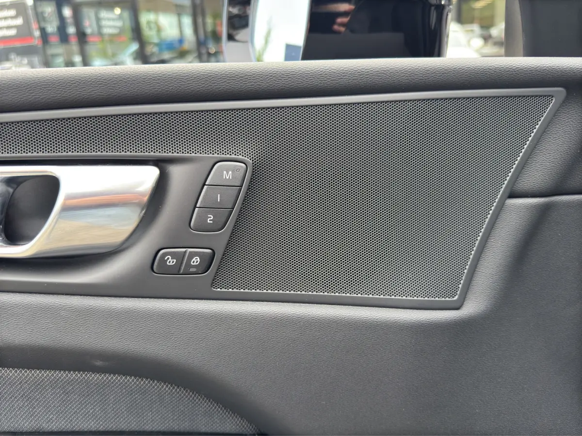 T6 Plug-in hybrid AWD Plus Black Edition | Luchtvering | Pano | Trekhaak | Extra getint glas | Blis | Achterbankverwarming |