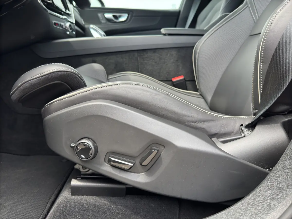 T6 Plug-in hybrid AWD Plus Black Edition | Luchtvering | Pano | Trekhaak | Extra getint glas | Blis | Achterbankverwarming |