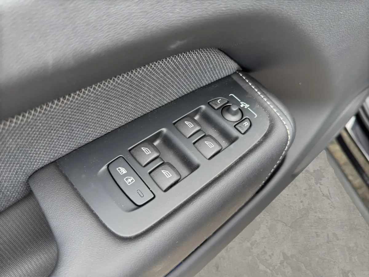 T6 Plug-in hybrid AWD Plus Black Edition | Luchtvering | Pano | Trekhaak | Extra getint glas | Blis | Achterbankverwarming |