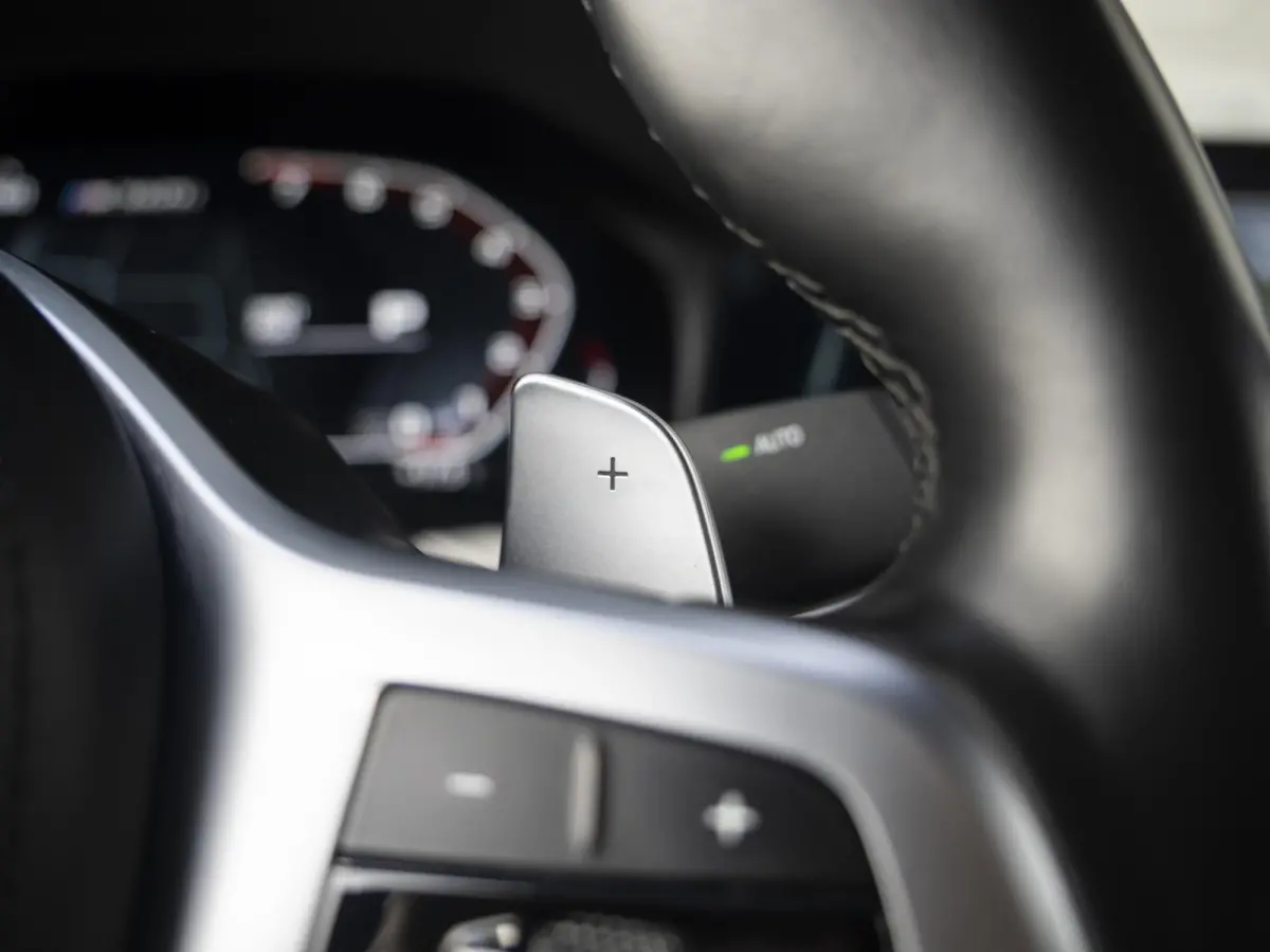 M340i xDrive | Innovationspakket | Comfort Access | Head-Up Display | Achteruitrijcamera | Stoelverwarming | PDC | Laserlight | 19 inch