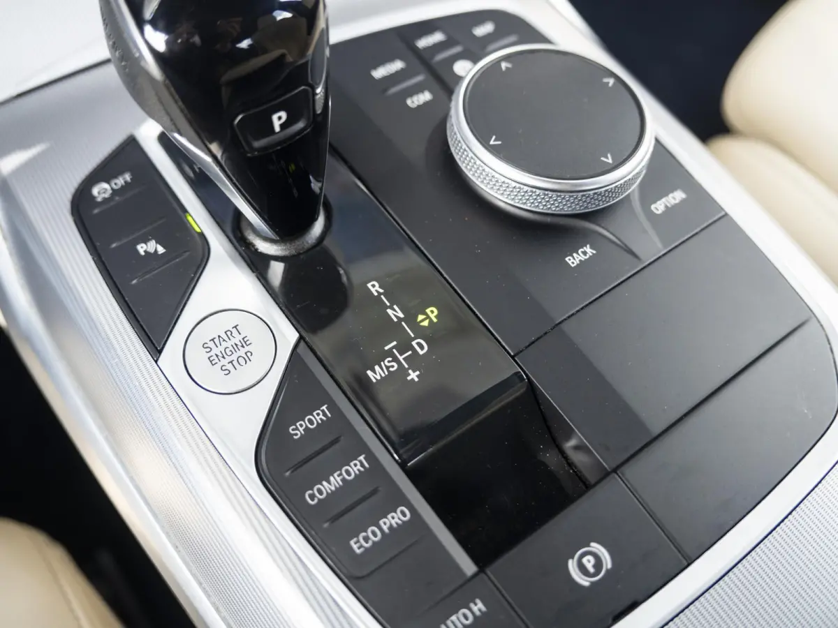 M340i xDrive | Innovationspakket | Comfort Access | Head-Up Display | Achteruitrijcamera | Stoelverwarming | PDC | Laserlight | 19 inch