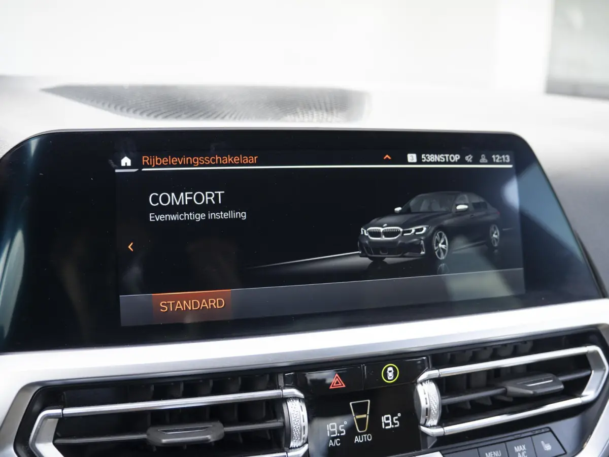 M340i xDrive | Innovationspakket | Comfort Access | Head-Up Display | Achteruitrijcamera | Stoelverwarming | PDC | Laserlight | 19 inch