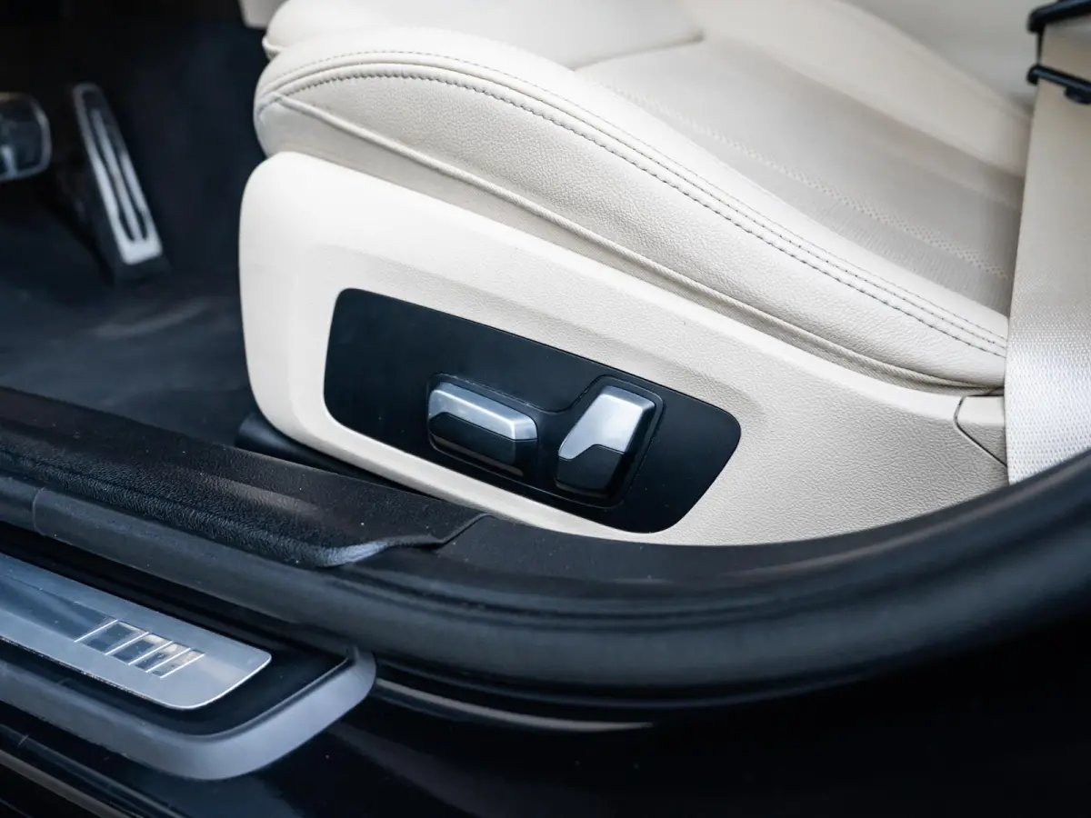 M340i xDrive | Innovationspakket | Comfort Access | Head-Up Display | Achteruitrijcamera | Stoelverwarming | PDC | Laserlight | 19 inch