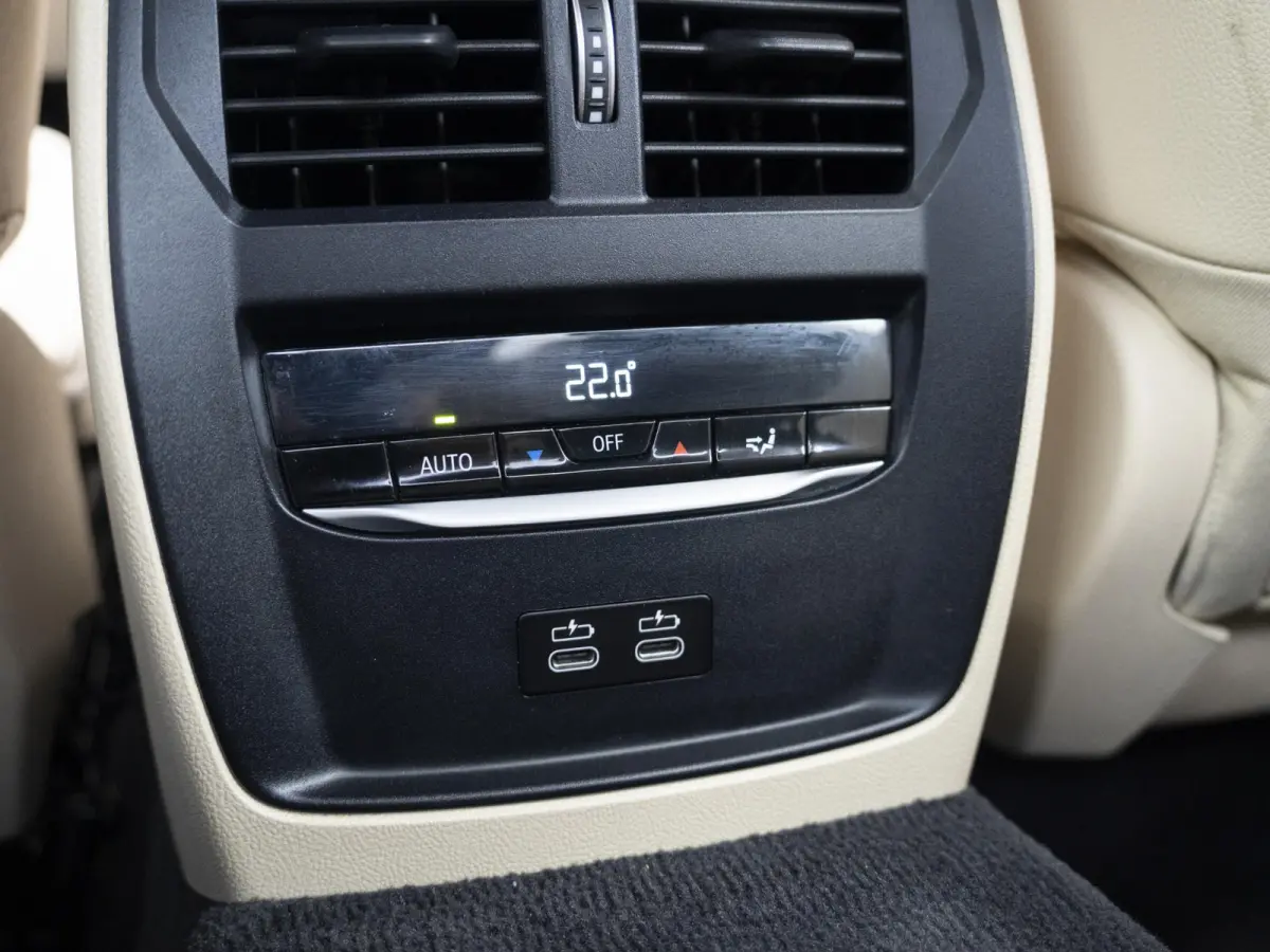 M340i xDrive | Innovationspakket | Comfort Access | Head-Up Display | Achteruitrijcamera | Stoelverwarming | PDC | Laserlight | 19 inch
