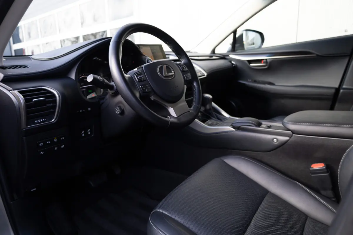 300h 198 pk AWD President Line / Red-Carpet/ Stoel.Verw+Verk/ Stuurwerw/ 360-Camera/ Adapt. Cruise/ Head-Up/ Keyless/ 18''LMV