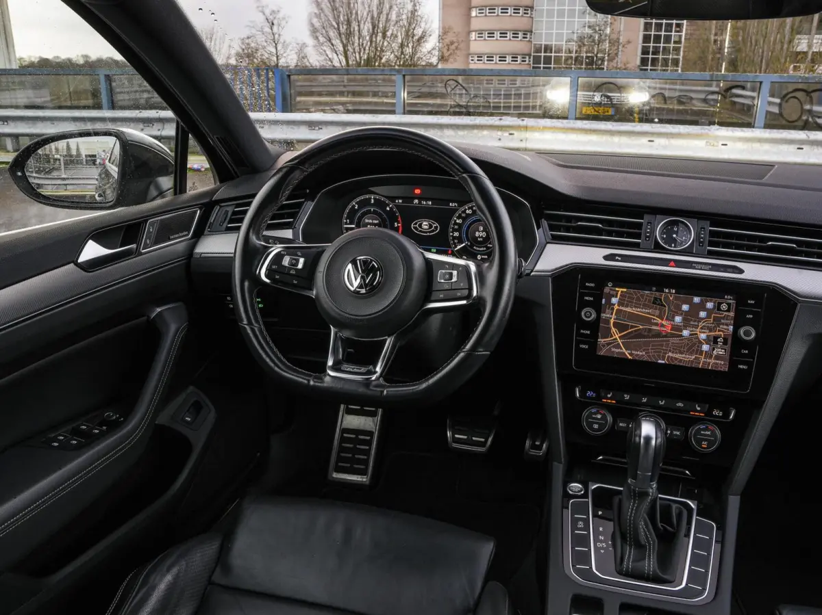 1.6 TDI DSG Highline R-Line Facelift Leder Virtual Cockpit LED ACC Harman/Kardon ergoComfort Navigatie Apple CarPlay Android Auto Trekhaak Stoelverwarming 17"