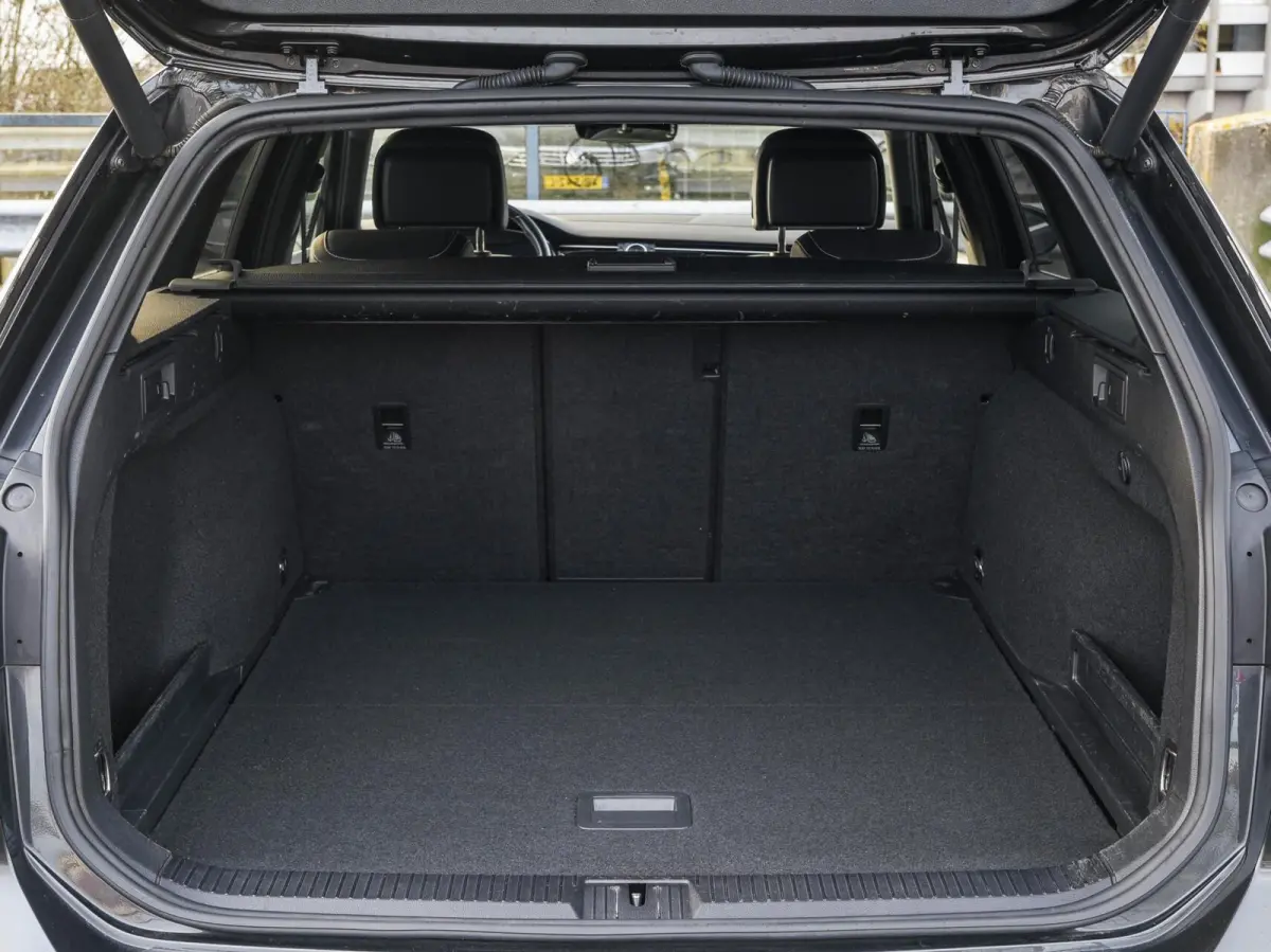 1.6 TDI DSG Highline R-Line Facelift Leder Virtual Cockpit LED ACC Harman/Kardon ergoComfort Navigatie Apple CarPlay Android Auto Trekhaak Stoelverwarming 17"