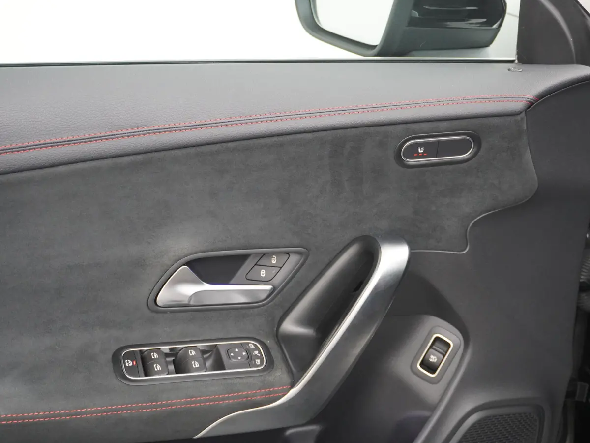 200 AMG 164pk // Panoramadak // 19"AMG Velgen // Sfeerverlichting // Privacy Glas // Carplay // Augmented Reality