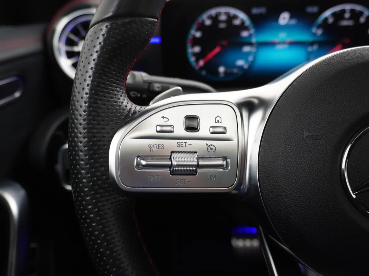 200 AMG 164pk // Panoramadak // 19"AMG Velgen // Sfeerverlichting // Privacy Glas // Carplay // Augmented Reality