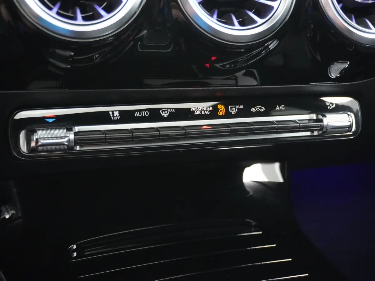 200 AMG 164pk // Panoramadak // 19"AMG Velgen // Sfeerverlichting // Privacy Glas // Carplay // Augmented Reality