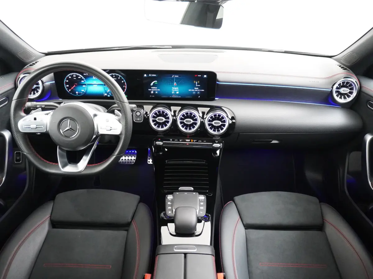 200 AMG 164pk // Panoramadak // 19"AMG Velgen // Sfeerverlichting // Privacy Glas // Carplay // Augmented Reality