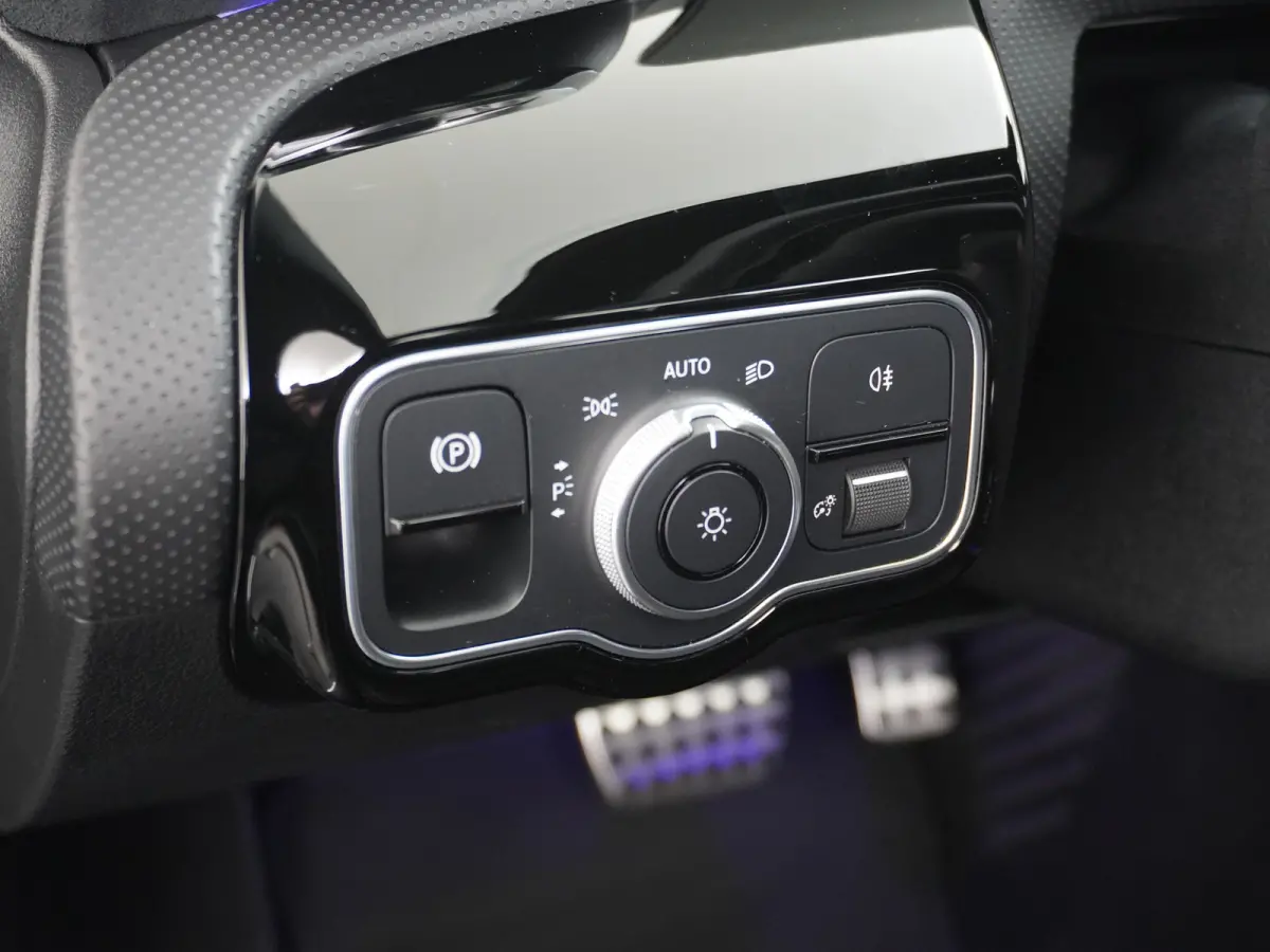 200 AMG 164pk // Panoramadak // 19"AMG Velgen // Sfeerverlichting // Privacy Glas // Carplay // Augmented Reality