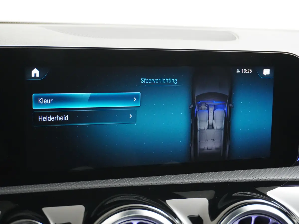 200 AMG 164pk // Panoramadak // 19"AMG Velgen // Sfeerverlichting // Privacy Glas // Carplay // Augmented Reality