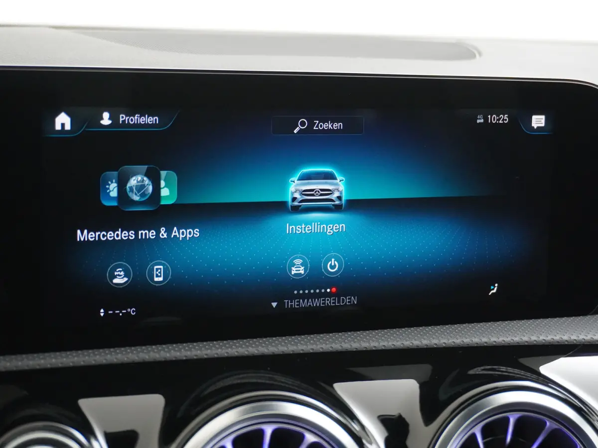200 AMG 164pk // Panoramadak // 19"AMG Velgen // Sfeerverlichting // Privacy Glas // Carplay // Augmented Reality
