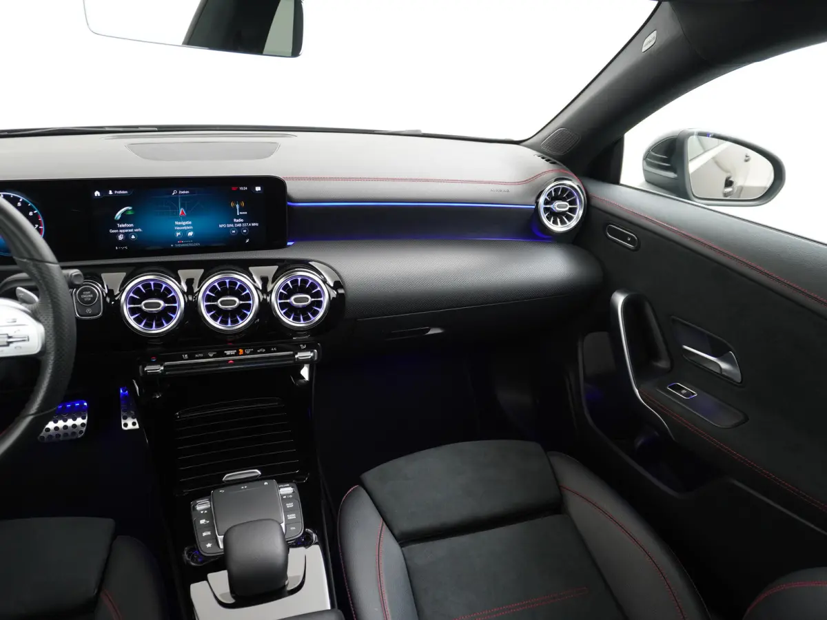 200 AMG 164pk // Panoramadak // 19"AMG Velgen // Sfeerverlichting // Privacy Glas // Carplay // Augmented Reality