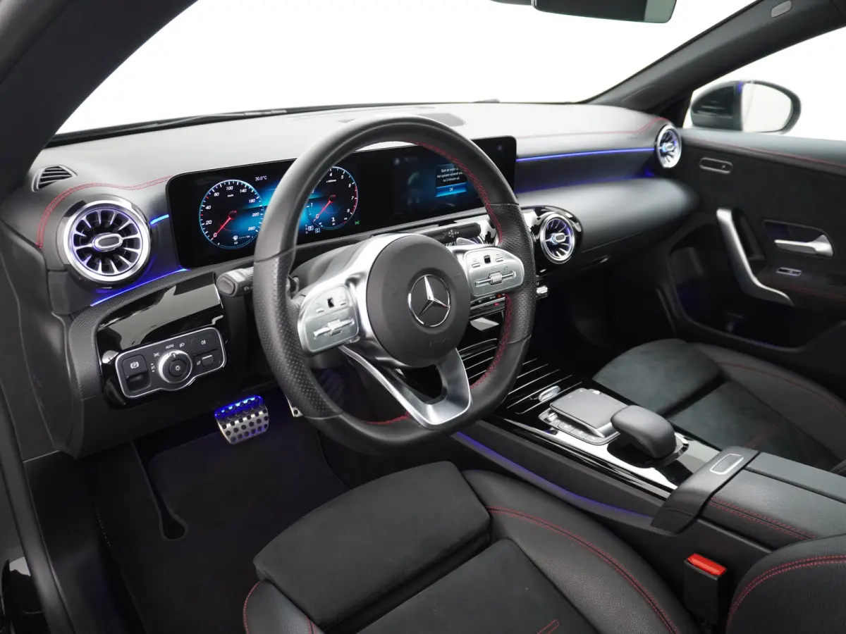200 AMG 164pk // Panoramadak // 19"AMG Velgen // Sfeerverlichting // Privacy Glas // Carplay // Augmented Reality
