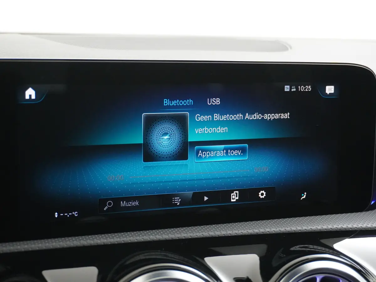 200 AMG 164pk // Panoramadak // 19"AMG Velgen // Sfeerverlichting // Privacy Glas // Carplay // Augmented Reality