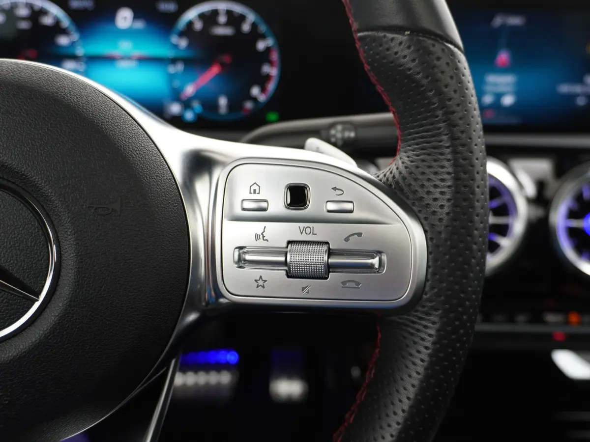 200 AMG 164pk // Panoramadak // 19"AMG Velgen // Sfeerverlichting // Privacy Glas // Carplay // Augmented Reality