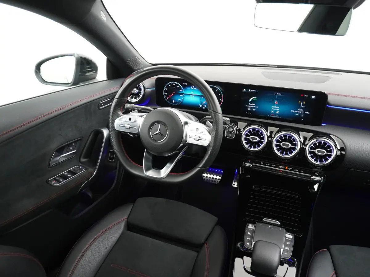 200 AMG 164pk // Panoramadak // 19"AMG Velgen // Sfeerverlichting // Privacy Glas // Carplay // Augmented Reality