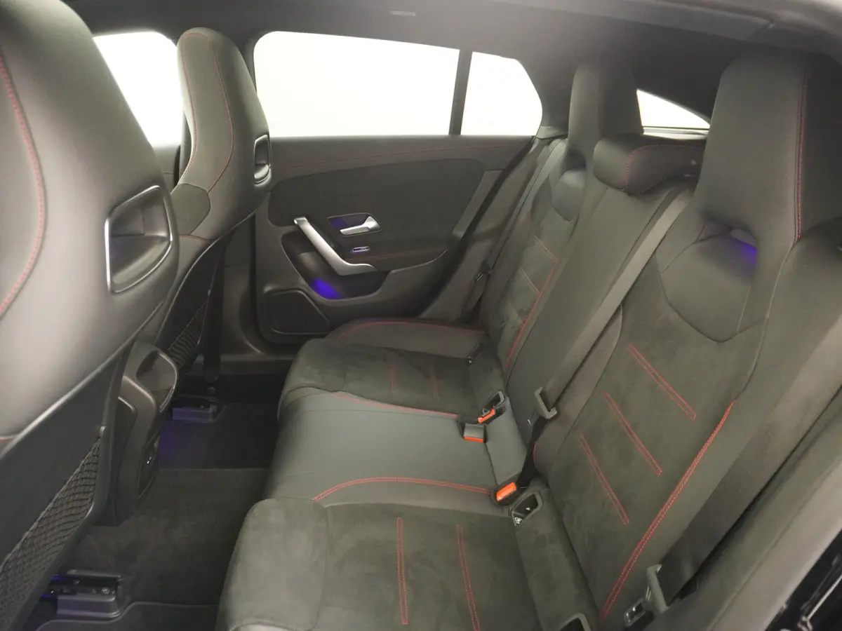 200 AMG 164pk // Panoramadak // 19"AMG Velgen // Sfeerverlichting // Privacy Glas // Carplay // Augmented Reality