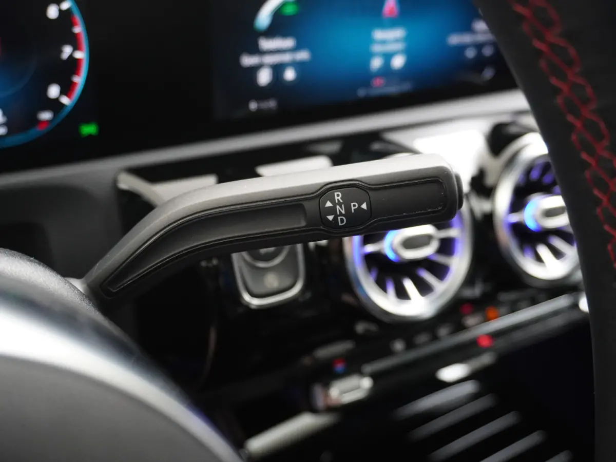 200 AMG 164pk // Panoramadak // 19"AMG Velgen // Sfeerverlichting // Privacy Glas // Carplay // Augmented Reality