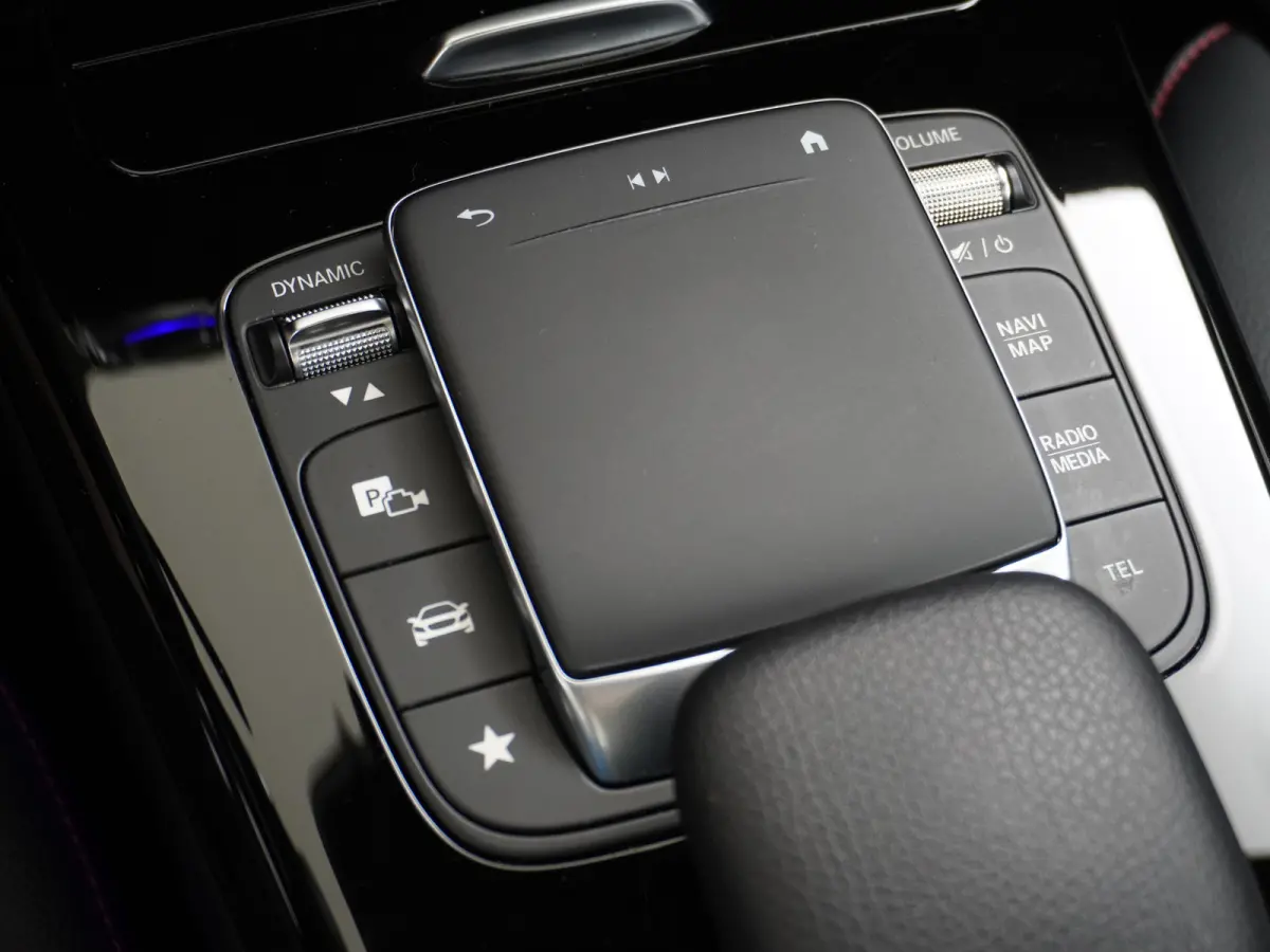 200 AMG 164pk // Panoramadak // 19"AMG Velgen // Sfeerverlichting // Privacy Glas // Carplay // Augmented Reality
