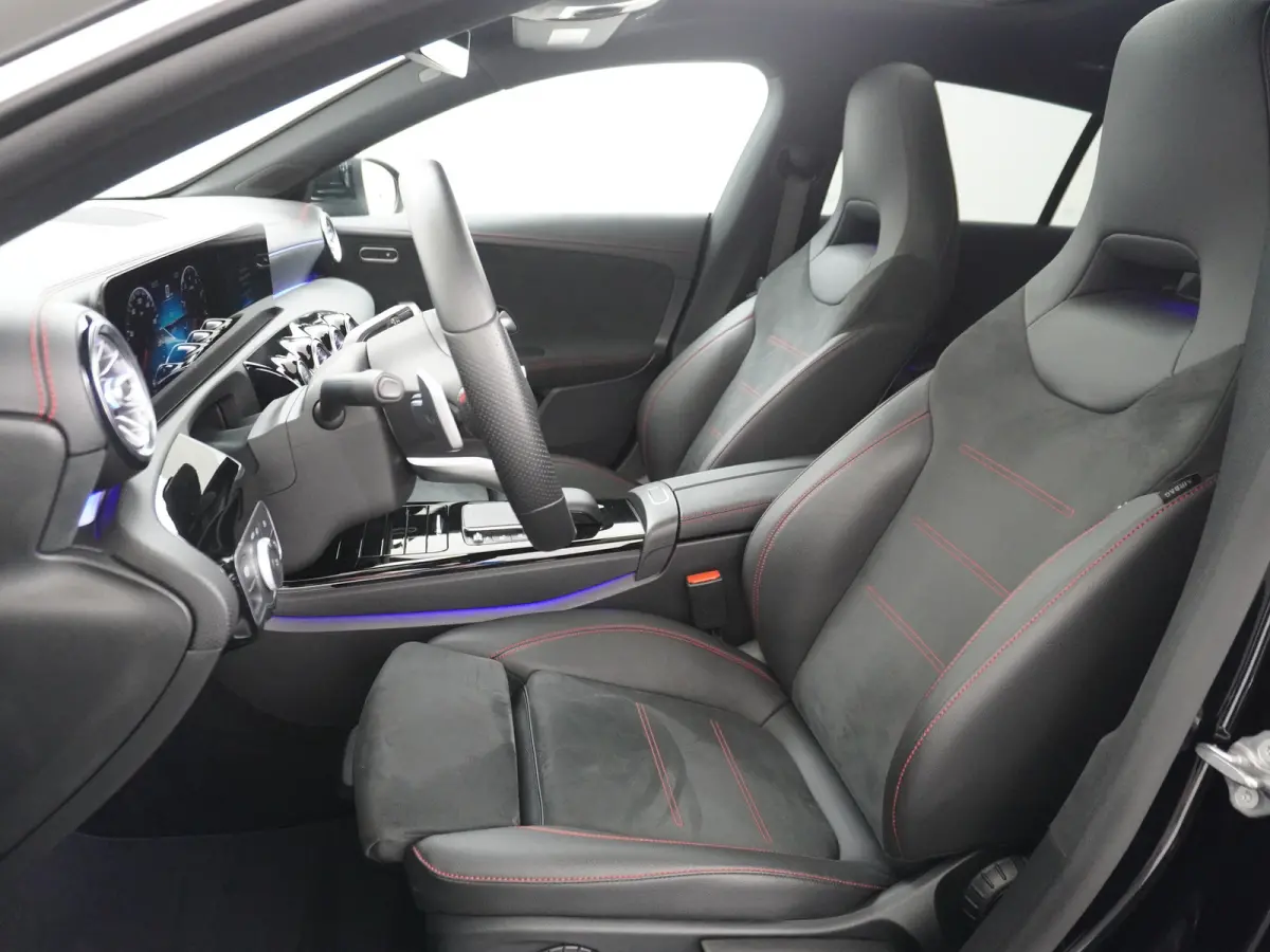 200 AMG 164pk // Panoramadak // 19"AMG Velgen // Sfeerverlichting // Privacy Glas // Carplay // Augmented Reality