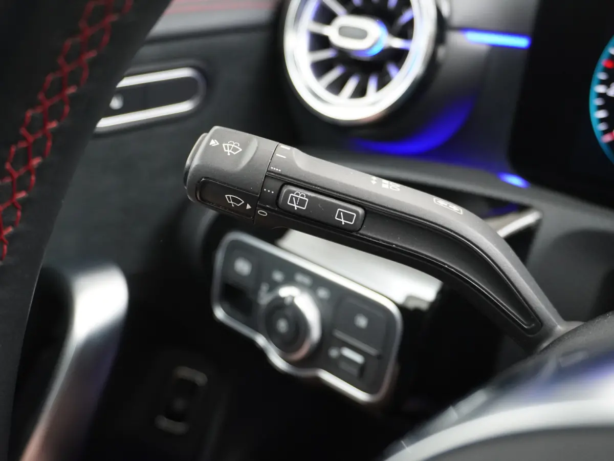 200 AMG 164pk // Panoramadak // 19"AMG Velgen // Sfeerverlichting // Privacy Glas // Carplay // Augmented Reality