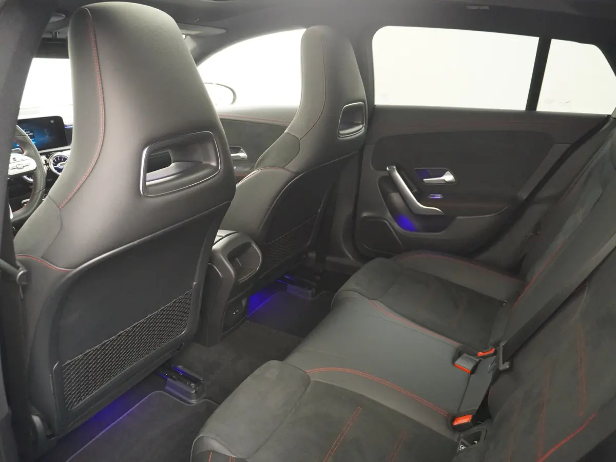 200 AMG 164pk // Panoramadak // 19"AMG Velgen // Sfeerverlichting // Privacy Glas // Carplay // Augmented Reality