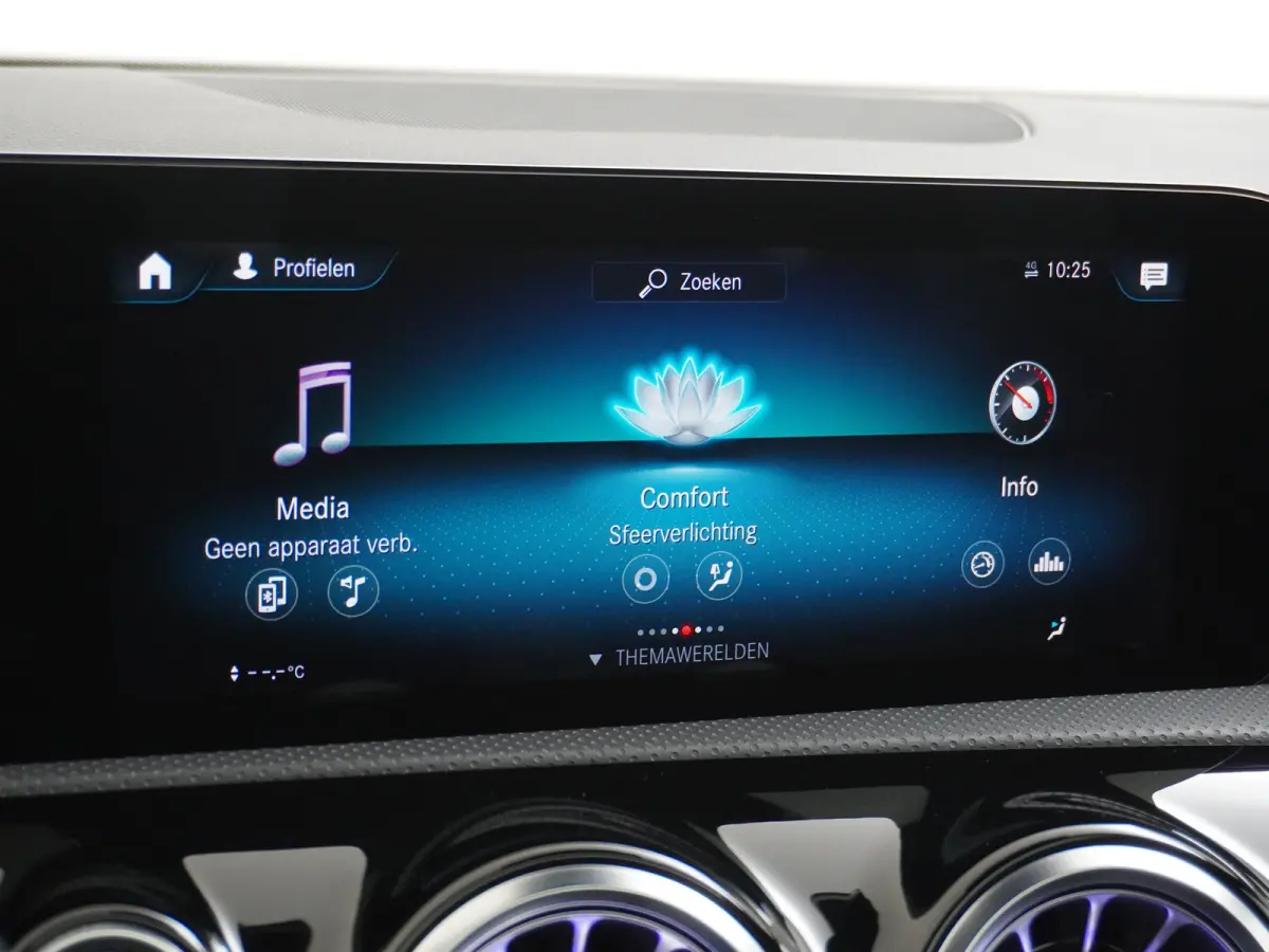 200 AMG 164pk // Panoramadak // 19"AMG Velgen // Sfeerverlichting // Privacy Glas // Carplay // Augmented Reality