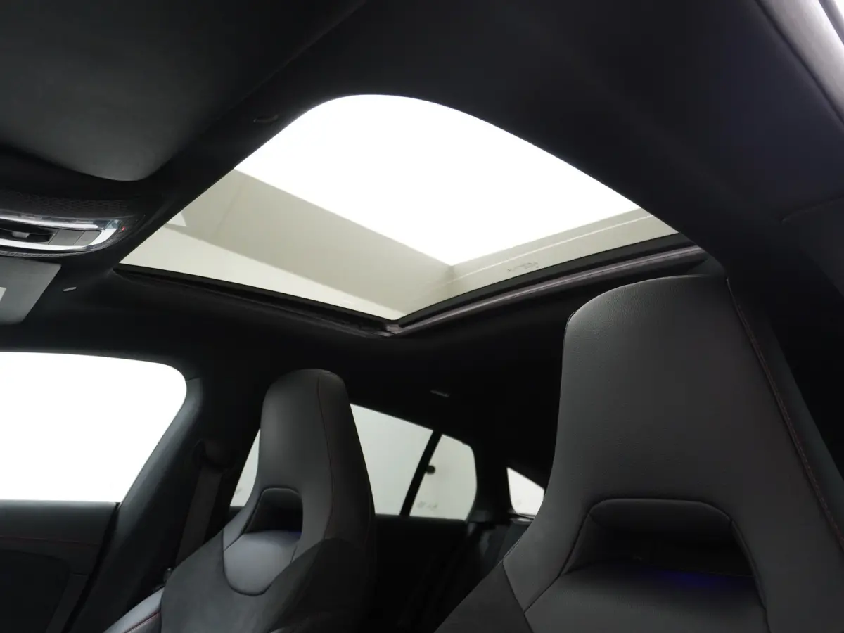 200 AMG 164pk // Panoramadak // 19"AMG Velgen // Sfeerverlichting // Privacy Glas // Carplay // Augmented Reality