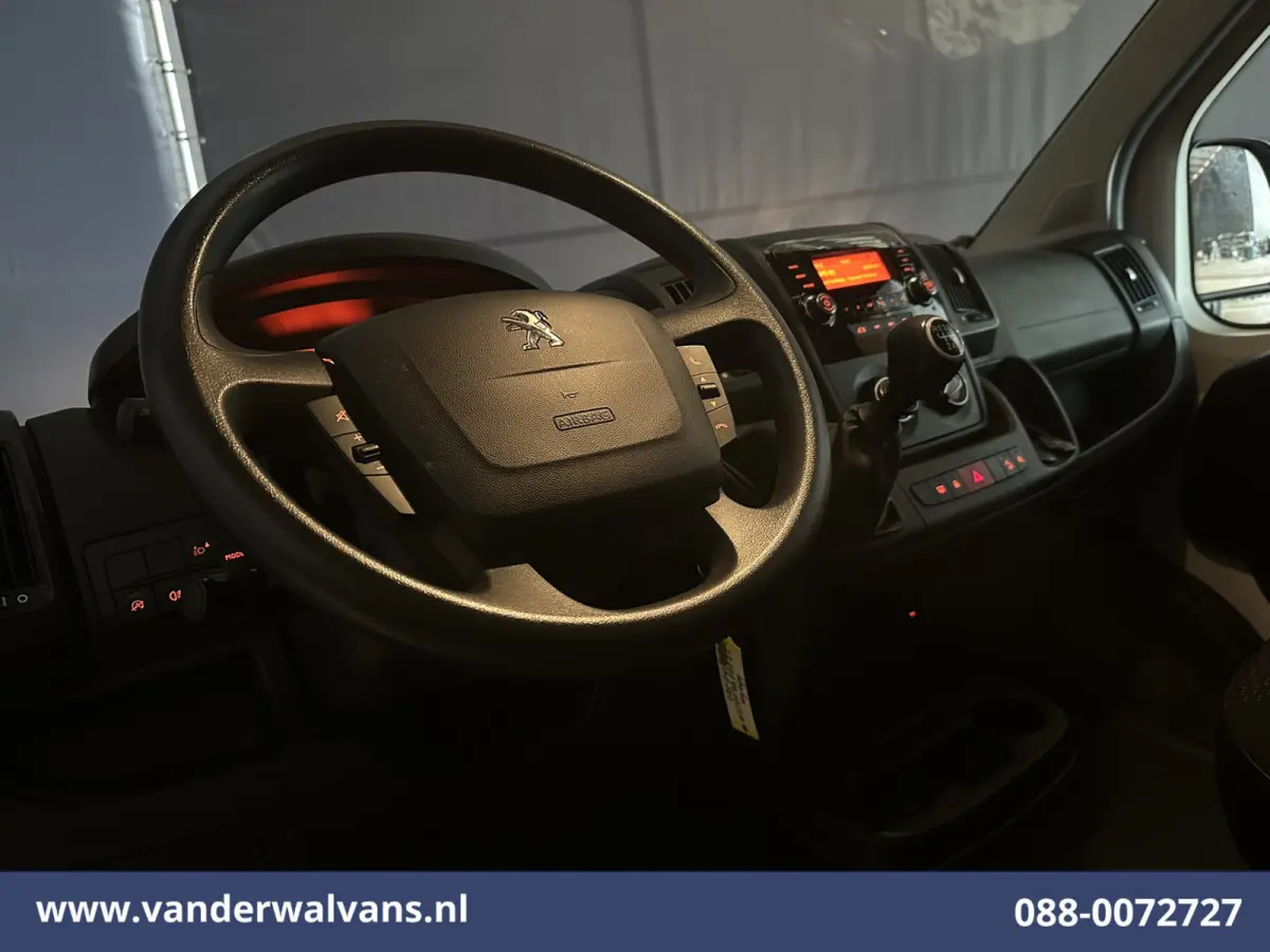 2.2 BlueHDi 141pk Bakwagen 436cm Lang Laadklep Euro6 Airco | 1055kg laadvermogen | Camera Cruisecontrol, Bijrijdersbank.