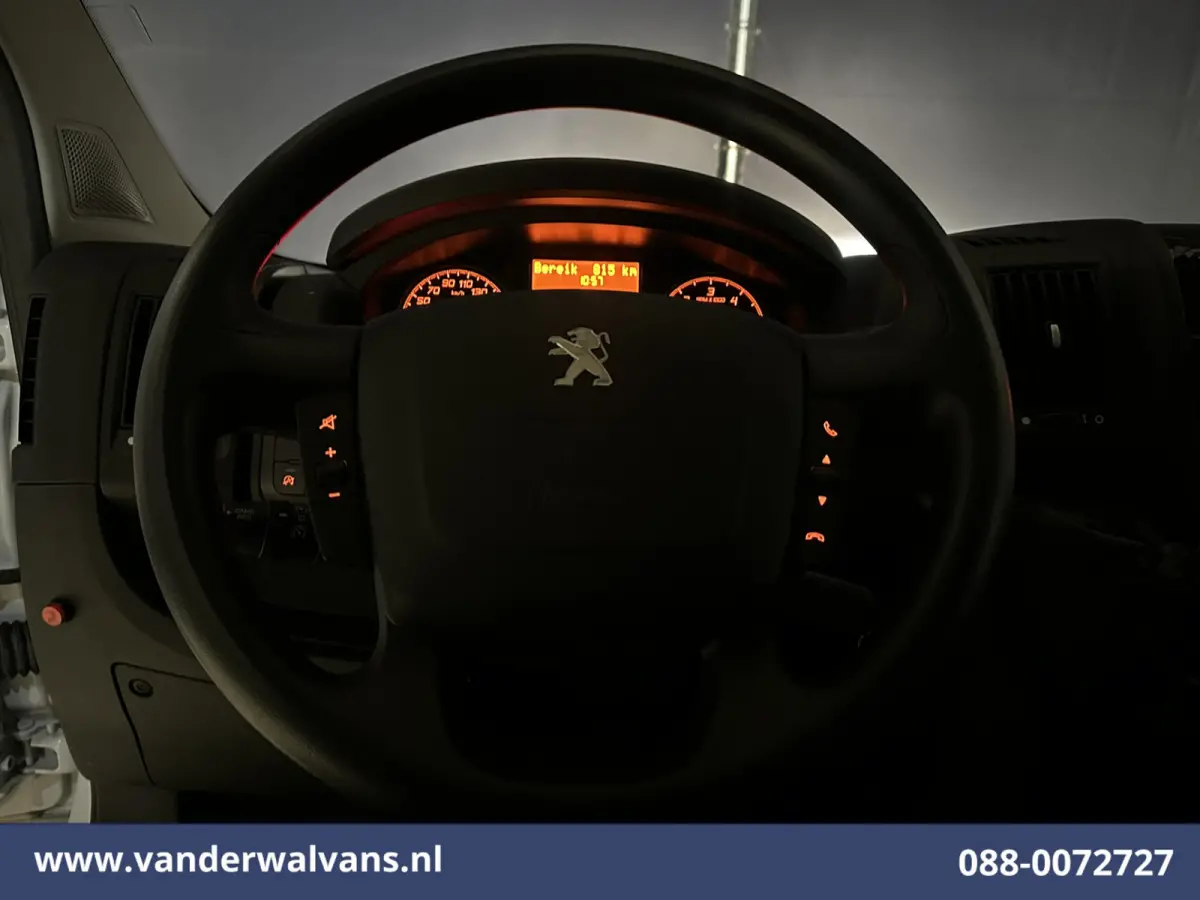 2.2 BlueHDi 141pk Bakwagen 436cm Lang Laadklep Euro6 Airco | 1055kg laadvermogen | Camera Cruisecontrol, Bijrijdersbank.
