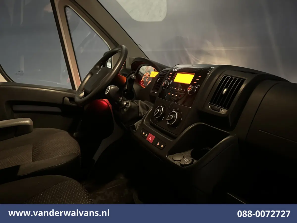 2.2 BlueHDi 141pk Bakwagen 436cm Lang Laadklep Euro6 Airco | 1055kg laadvermogen | Camera Cruisecontrol, Bijrijdersbank.