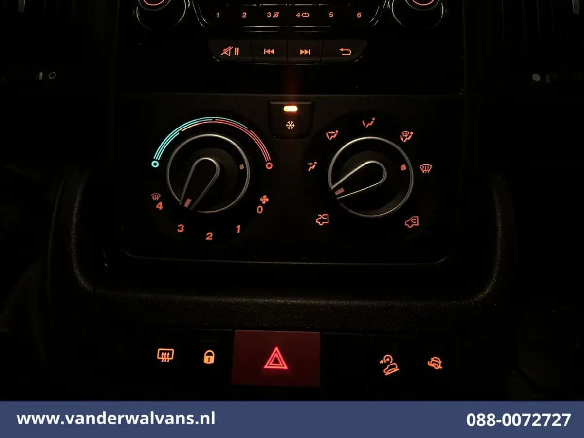 2.2 BlueHDi 141pk Bakwagen 436cm Lang Laadklep Euro6 Airco | 1055kg laadvermogen | Camera Cruisecontrol, Bijrijdersbank.
