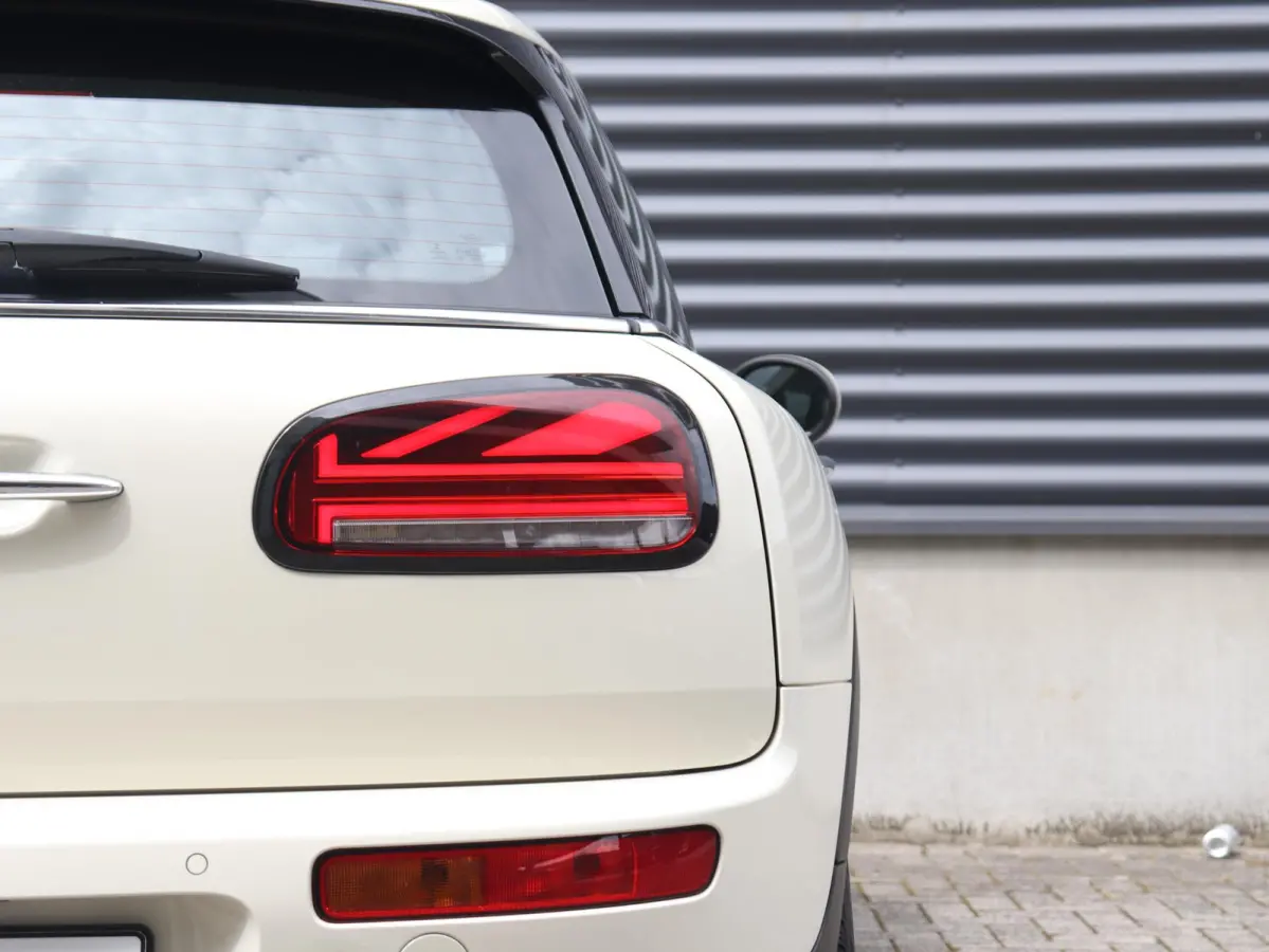 One | Cruise Control + Apple Carplay + Parkeersensor Achter + LED Koplampen + 17" LMV |
