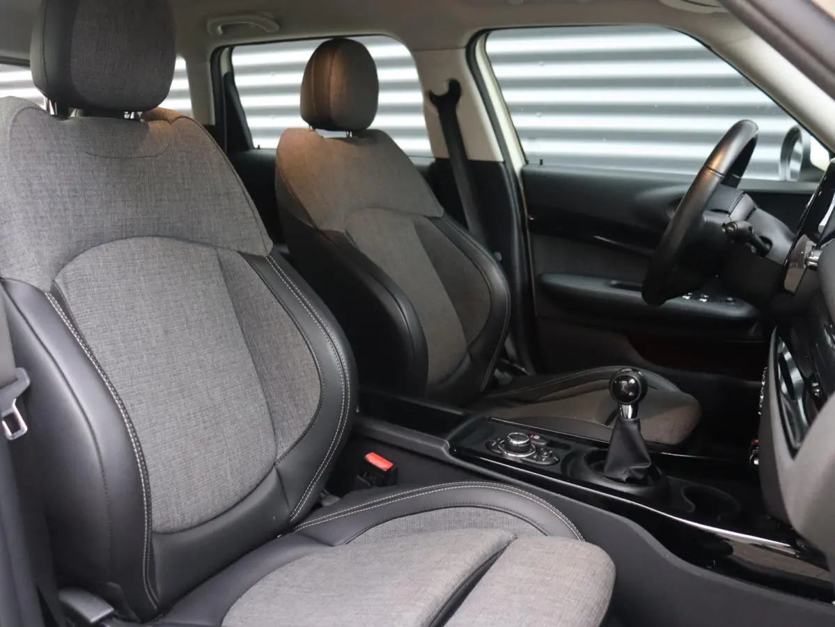 One | Cruise Control + Apple Carplay + Parkeersensor Achter + LED Koplampen + 17" LMV |
