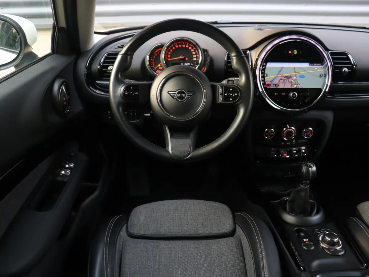 One | Cruise Control + Apple Carplay + Parkeersensor Achter + LED Koplampen + 17" LMV |