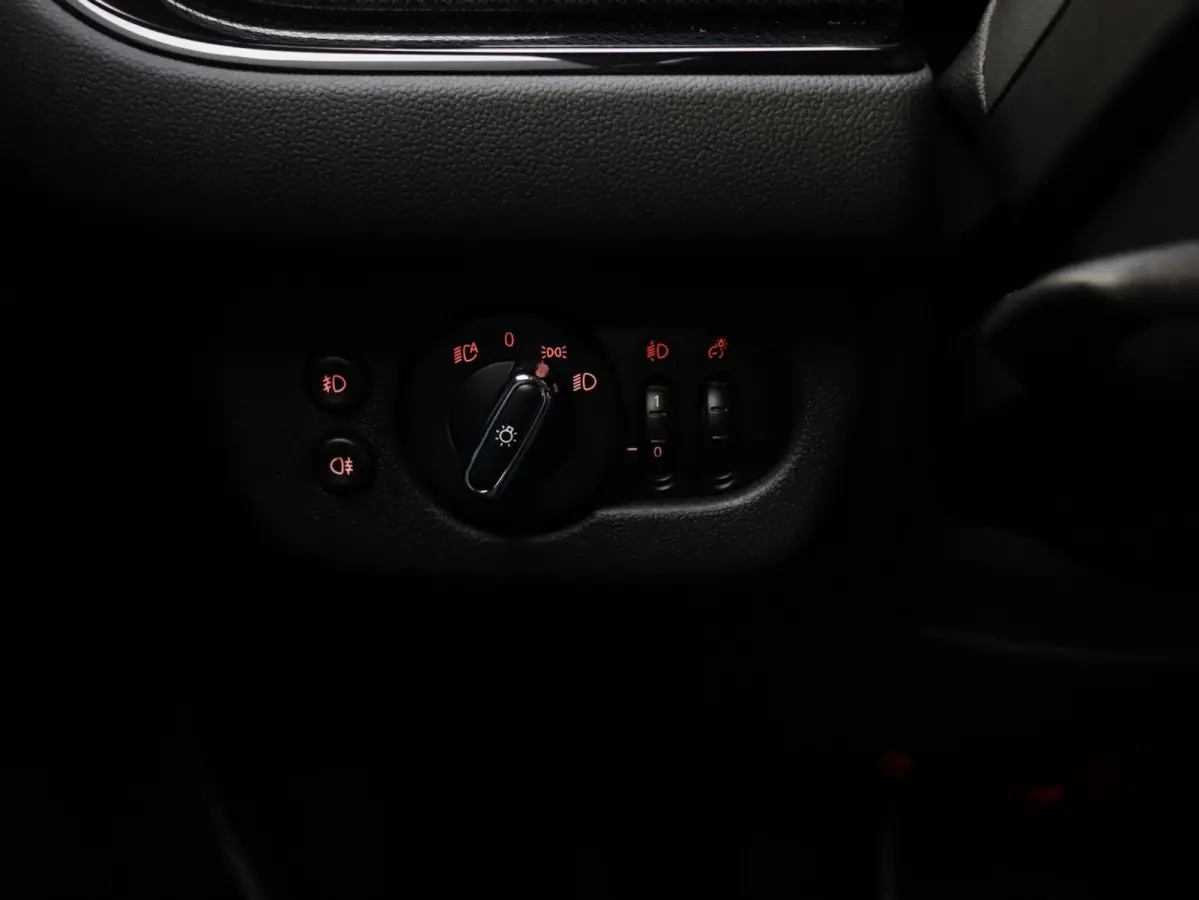 One | Cruise Control + Apple Carplay + Parkeersensor Achter + LED Koplampen + 17" LMV |