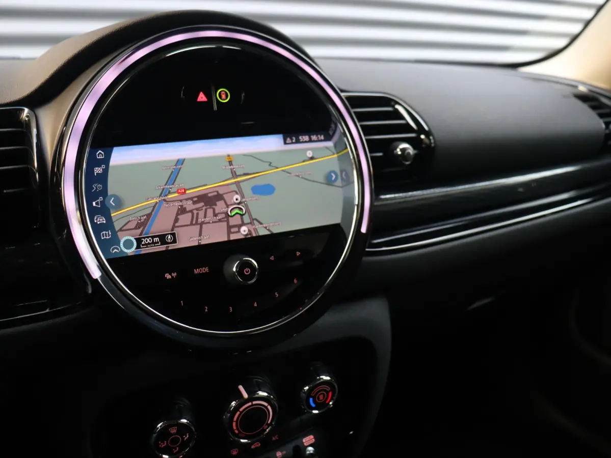 One | Cruise Control + Apple Carplay + Parkeersensor Achter + LED Koplampen + 17" LMV |