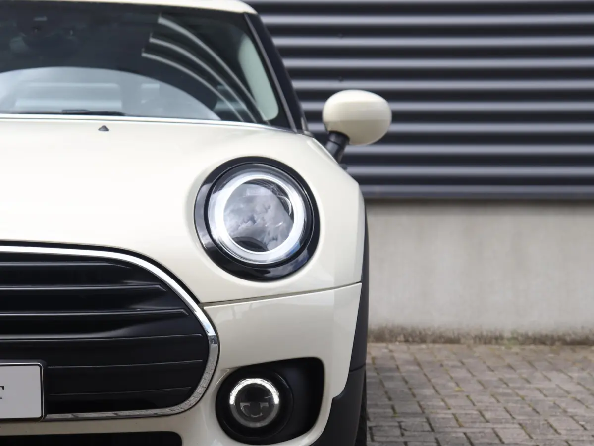 One | Cruise Control + Apple Carplay + Parkeersensor Achter + LED Koplampen + 17" LMV |